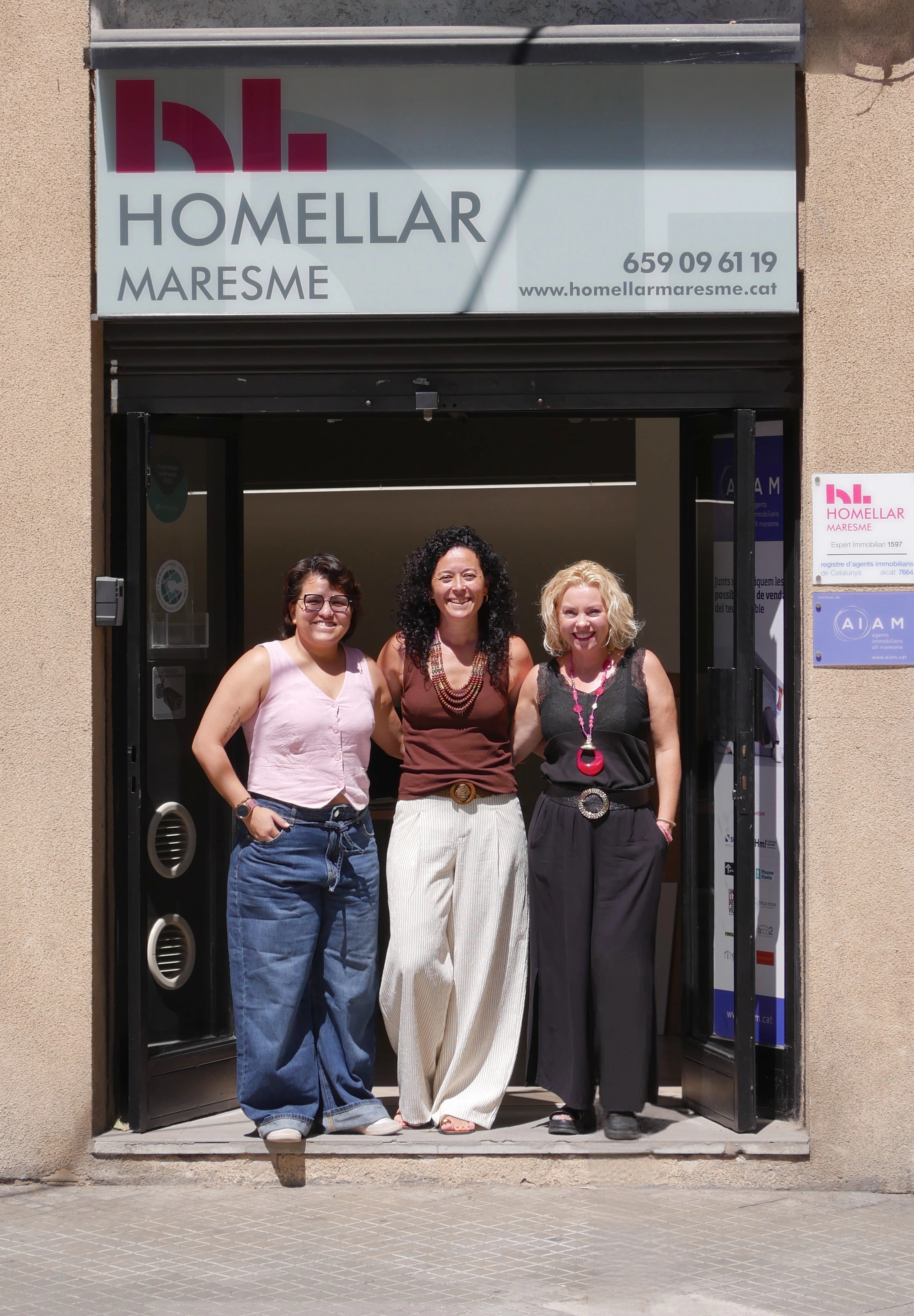 Equip HOMELLAR a la porta de la botiga